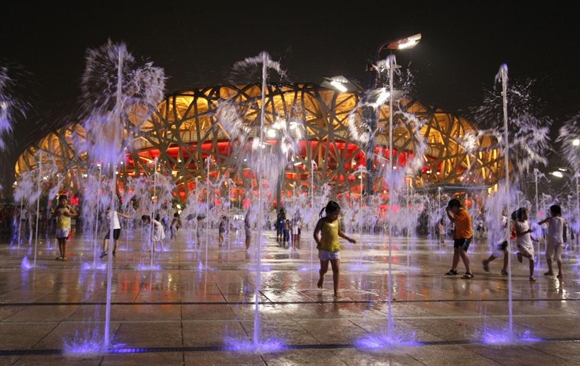 Trẻ em nô đùa cạnh sân vận động quốc gia, Sân vận động Tổ chim, tại Bắc Kinh.