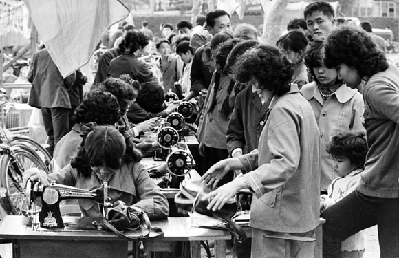 Thợ may tại một khu chợ trời ở Tuyền Châu, Phúc Kiến năm 1982. 