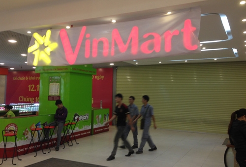 Vingroup cũng đồng thời công bố hai thương hiệu mới VinMart và Vinmart+ với kế hoạch xây dựng hệ thống phân phối bán lẻ gồm 100 siêu thị và chuỗi 1.000 cửa hàng tiện ích trên khắp Việt Nam trong vòng 3 năm tới.