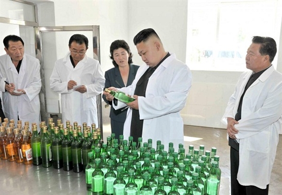 Nhà lãnh đạo Kim Jong-un kiểm tra các chai cồn khi thị sát Nhà máy Thực phẩm Changsong.