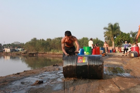Người dân đổ xô vớt hóa chất nổi trên kênh nước