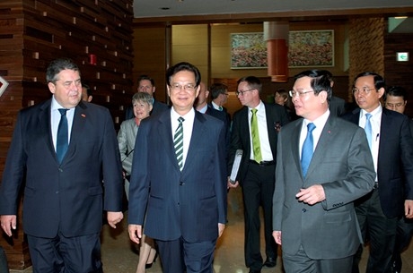 Thủ tướng Nguyễn Tấn Dũng, Phó Thủ tướng Đức Sigmar Gabriel cùng các Bộ trưởng tham dự Hội nghị. Ảnh: VGP/Nhật Bắc