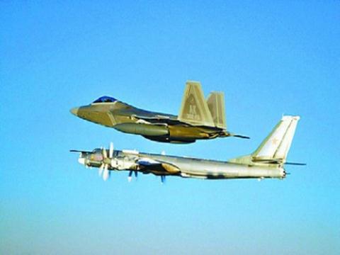 F-22 của Mỹ cất cánh áp sát Tu-95H của Nga ở gần đảo Guam