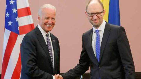 Phó Tổng thống Mỹ Joe Biden và Thủ tướng Ukraine Arseny Yatsenyuk thời còn là Thủ tướng lâm thời