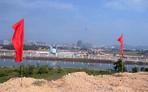 Vị trí xây cầu Bắc Luân II nhìn từ khu vực TP. Móng Cái..
