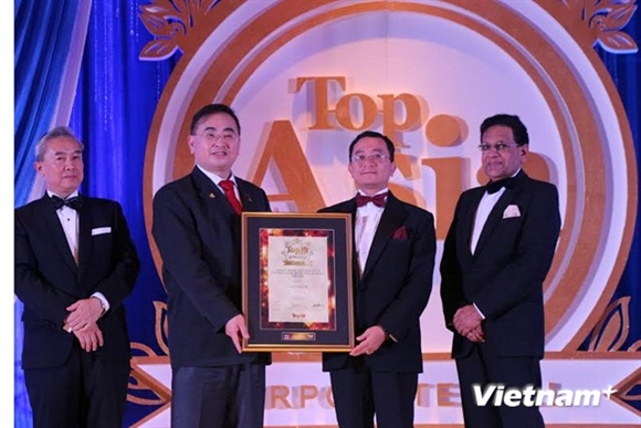 ại sứ Việt Nam tại Malaysia Phạm Cao Phong (thứ hai từ bìa phải) tại lễ trao giải Top 10 of Asia. 