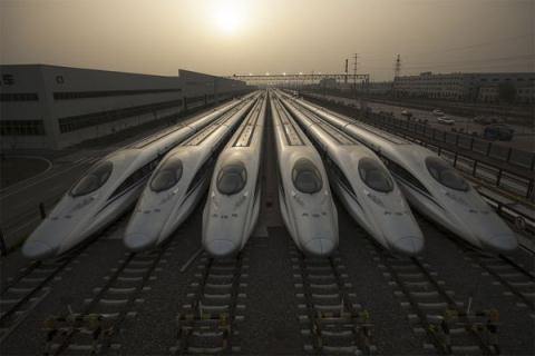 Một nhà ga với những con tàu cao tốc của Trung Quốc
