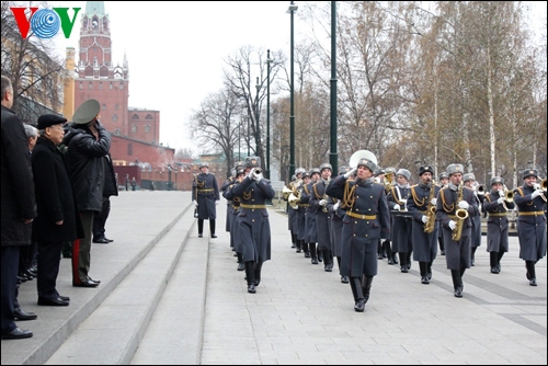 Tổng Bí thư chứng kiến phần duyệt binh trong nghi lễ viếngMộ Chiến sĩ Vô danh bên tường Điện Kremlin