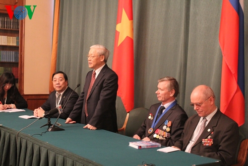 Tổng Bí thư Nguyễn Phú Trọng nói chuyện với lãnh đạo Hội hữu nghị Nga- Việt và đại diện các cựu chiến binh Nga chiến đấu tại Việt Nam.