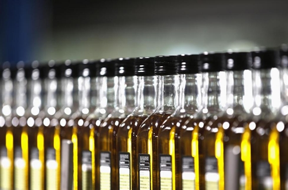 Những chai dầu ô-liu tại một nhà máy ở Dos Hermanas, gần Andalusian, Seville.