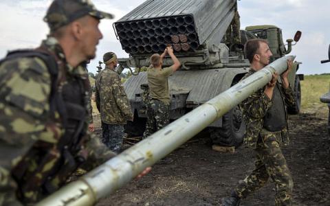 Binh lính Ukraine nạp đạn vào các ống phóng rocket nhiều nóng BM-21 Grad