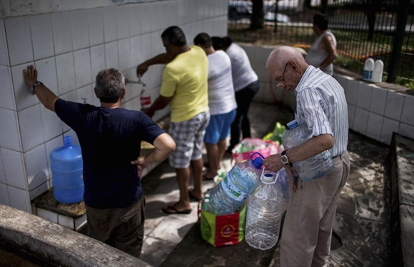 Người dân tại thành phố Itu, bang Sao Paulo – vốn phụ thuộc vào hệ thống thống Cantareira - lấy nước từ vòi nước công cộng do nguồn nước cung cấp đến từng hộ bị hạn chế do hạn hán kỷ lục.