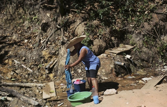 Luiza Dos Reis, 67 tuổi, tại thành phố Itu, bang Sao Paulo, phải giặt giũ bằng nước hứng từ các đường ống dẫn nước.