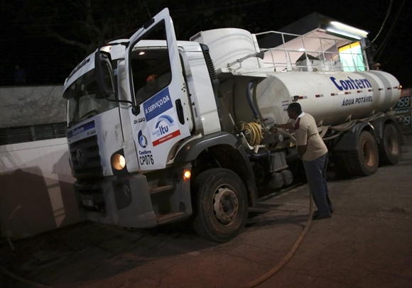Bơm nước uống vào xe bồn để cấp cho các bệnh viện tại thành phố Itu, bang Sao Paulo.