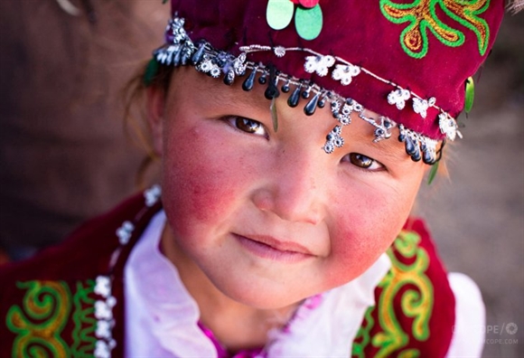 Bé gái trong trang phục truyền thống Kazakhstan tại thung lũng Tsaast Uul. Khoảng 5% dân Mông Cổ là người Kazakhstan và phần lớn sống ở tỉnh vùng viễn tây Bayan-Ölgii.