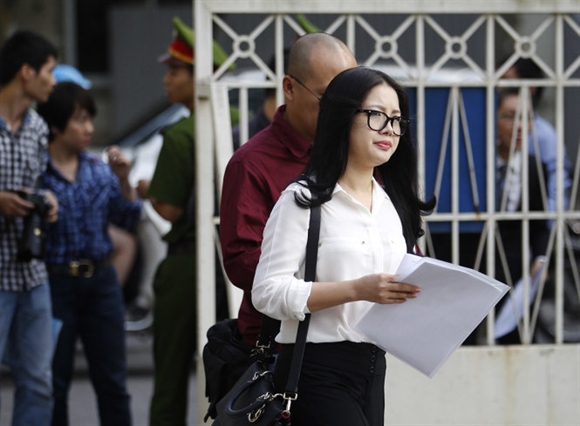Khoảng 8g, vợ bầu Kiên di chuyển vào phiên toà - Ảnh: Nguyễn Khánh