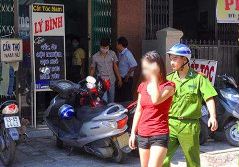 Một trong hai gái bán dâm ở tiệm cắt tóc Lý Bình vừa bị công an bắt quả tang