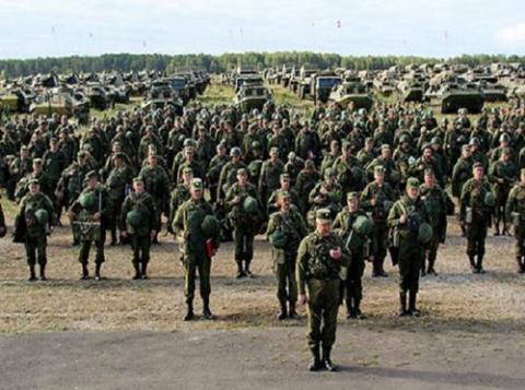 Lực lượng vũ trang Nga làm lễ xuất quân trong một cuộc diễn tập