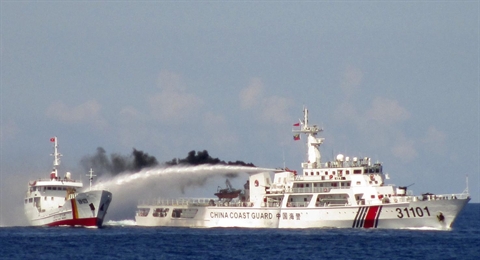 Tàu Trung Quốc sử dụng pháo nước tấn công tàu Cảnh sát biển của Việt Nam - Ảnh: Reuters