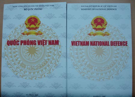 Phiên bản tiếng Việt và tiếng Anh của Sách trắng Quốc phòng Việt Nam năm 2009.