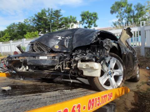 Chiếc BMW nát bét sau khi gây tai nạn