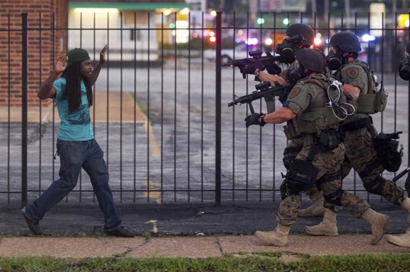 Người biểu tình đụng độ với cảnh sát trong cuộc bạo động ở Ferguson, Missouri, Mỹ sau khi tòa án thoát tội cho viên cảnh sát bắn chết thanh niên da màu.