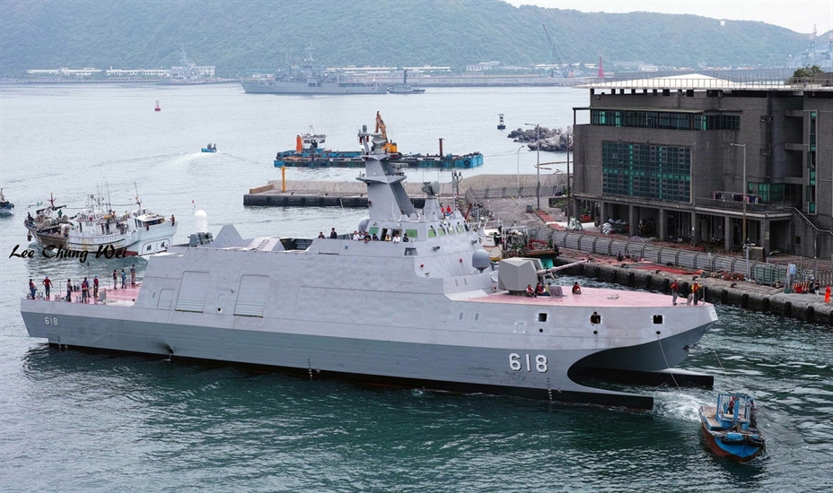 Tên lửa Hùng Phong III được cho công bố rộng rãi vào năm 2007 trong buổi lễ diễu binh tại Đài Bắc nhân ngày đảo Đài Loan tuyên bố độc lập. Hiện nay, tên lửa loại này đang được biên chế cho các tàu chiến của Hải quân Đài Loan. Tên lửa Hùng Phong III có tầm bắn tới 400 km, đạt tốc độ Mach 3 (gấp 3 lần tốc độ âm thanh) và có độ chính xác rất cao. Tên lửa Hùng Phong III được cho công bố rộng rãi vào năm 2007 trong buổi lễ diễu binh tại Đài Bắc nhân ngày đảo Đài Loan tuyên bố độc lập. Hiện nay, tên lửa loại này đang được biên chế cho các tàu chiến của Hải quân Đài Loan. Tên lửa Hùng Phong III có tầm bắn tới 400 km, đạt tốc độ Mach 3 (gấp 3 lần tốc độ âm thanh) và có độ chính xác rất cao.