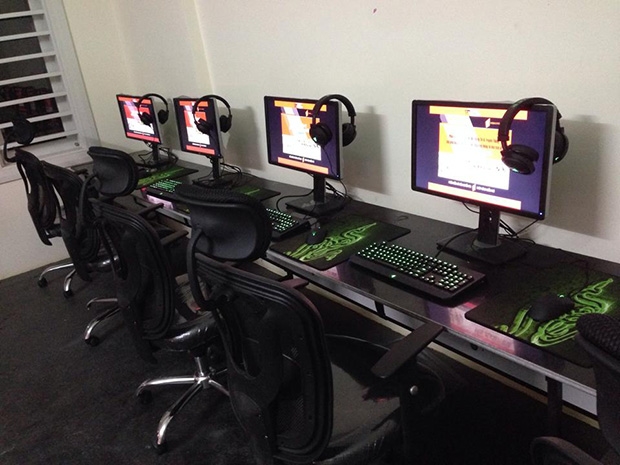 Hiếm ai có thể tưởng tượng được đây là những gì game thủ thời nay được trải nghiệm với bàn phím cơ, chuột chuyên dụng và một chiếc ghế không thể êm hơn. Hiếm ai có thể tưởng tượng được đây là những gì game thủ thời nay được trải nghiệm với bàn phím cơ, chuột chuyên dụng và một chiếc ghế không thể êm hơn.