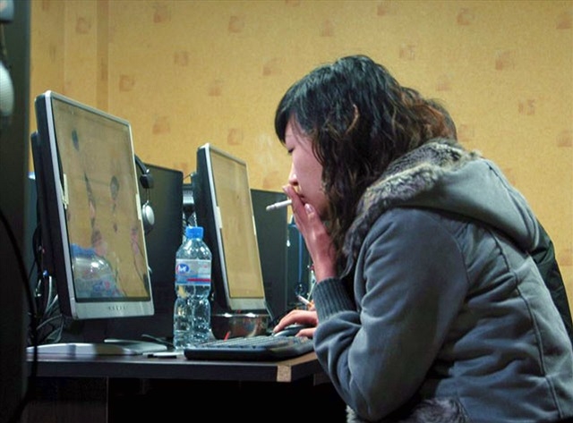 Ai đã từng ra net chắc hẳn đã từng hiểu cảm giác “lệ rơi” bởi không gian ngập khói thuốc lá. Ai đã từng ra net chắc hẳn đã từng hiểu cảm giác “lệ rơi” bởi không gian ngập khói thuốc lá.