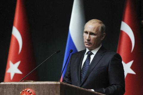 Tổng thống Nga Putin trong buổi họp báo tại Thổ Nhĩ Kỳ, hôm 1/12, tuyên bố hủy bỏ dự án Dòng chảy phương Nam. Ảnh: Reuters