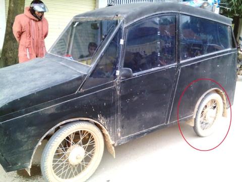 4 bánh của chiếc xe làm bằng bánh xe máy nên nhiều người vẫn e ngại về việc an toàn kĩ thuật của chiếc xe tự chế này.