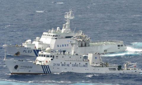Tàu hải giám Haijian 66 của Trung Quốc đối đầu với tàu Kiso của lực lượng tuần duyên Nhật Bản gần quần đảo Senkaku/Điếu Ngư năm 2012. 