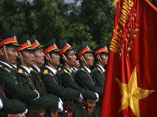 Dưới lá cờ “quyết thắng” của Quân đội Nhân dân Việt Nam anh hùng.
