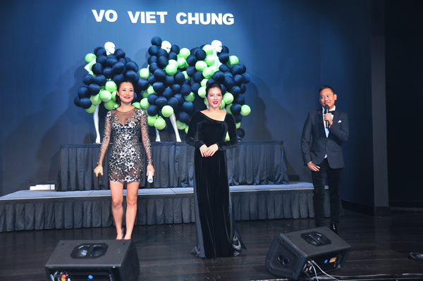 NTK Võ Việt Chung đã làm riêng cho cô bộ áo dài này được NTK đặt tên là 