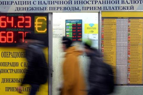 Đồng ruble tiếp tục mất giá