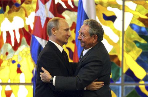 Tổng thống Nga Vladimir Putin và Chủ tịch Cuba Raul Castro trong một cuộc gặp - Ảnh: Reuters