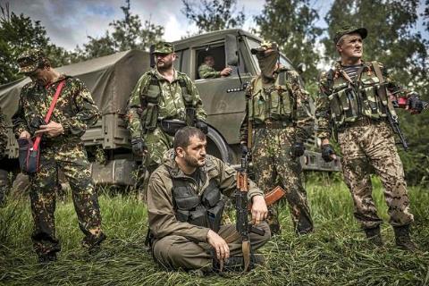 Các chiến binh thuộc lực lượng ly khai đông nam Ukraine