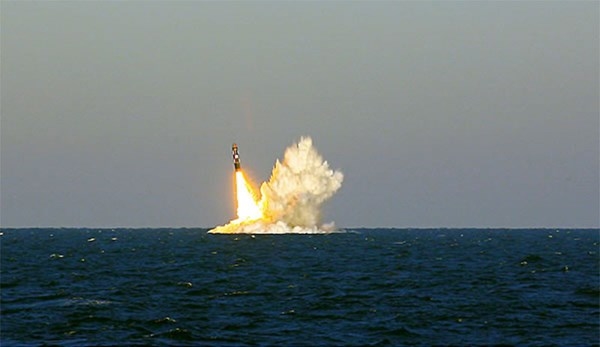 Trong bộ ba hạt nhân, tên lửa đạn đạo phóng từ tàu ngầm (SLBM) là vũ khí khó bị phát hiện và ngăn chặn nhất. Và SLBM Bulava được coi là một thành phần quan trọng trong khả năng răn đe hạt nhân của Nga khiến Mỹ phải ‘kính nể’. Trong bộ ba hạt nhân, tên lửa đạn đạo phóng từ tàu ngầm (SLBM) là vũ khí khó bị phát hiện và ngăn chặn nhất. Và SLBM Bulava được coi là một thành phần quan trọng trong khả năng răn đe hạt nhân của Nga khiến Mỹ phải ‘kính nể’.