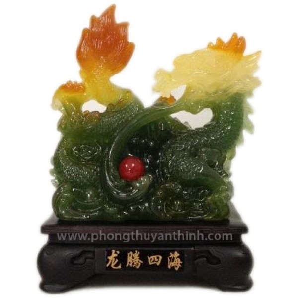 Tuổi Thìn năng động:
Ở Trung Hoa, rồng tượng trưng cho Hoàng đế. Đó là lý do tại sao ở Trung Hoa và cộng đồng người Hoa trên toàn thế giới, rất có nhiều đồ tạo tác có hình rồng. Nếu quan sát, các bạn có thể thấy hình rồng do người thường sử dụng mỗi chân chỉ có bốn móng, còn hình rồng của Hoàng đế thì có tới năm móng.
Trong số 12 con giáp thì rồng là loài vật đem lại may mắn nhiều nhất. Thực tế, người tuổi Thìn hết sức may mắn! Họ luôn tràn đầy sinh lực, tự tin, hay phô trương và tự coi mình là trung tâm. Người tuổi Thìn là con người của hành động, họ không bao giờ thụ động chờ đợi mọi việc xảy ra, tự họ khiến cho điều đó xảy ra. Bạn luôn có thể tin tưởng người tuổi Thìn trong việc chịu trách nhiệm và chấp nhận rủi ro. Trong họ tràn đầy lòng nhiệt tình và hừng hực sự mạnh mẽ. Người tuổi Thìn luôn muốn làm mọi việc theo cách của họ. Họ đòi hỏi sự hoàn hảo ở bản thân và cả ở người khác. Mặc dù người tuổi Thìn tranh cãi rất hăng nhưng cũng rất dễ tha thứ. Nung nấu thù hận chỉ cản bước của họ thôi. Mặc dù người tuổi Thìn có khả năng thu hút đám đông, họ lại có rất ít bạn bè thân thiết.
Những người nổi tiếng tuổi Thìn: nữ thánh Joan of Arc, ca sĩ John Lennon, vận động viên quần vợt Jimmy Connors, nhà văn Salvador Dali, thần đồng nghệ thuật thứ bảy Shirley Temple Black, Fred (Mr.) Rogers, nam diễn viên Al Pacino, diễn viên hài Pee Wee Herman, diễn viên đóng viên Superman Christopher Reeves, ca sĩ Robin Williams. Tuổi Thìn năng động:
Ở Trung Hoa, rồng tượng trưng cho Hoàng đế. Đó là lý do tại sao ở Trung Hoa và cộng đồng người Hoa trên toàn thế giới, rất có nhiều đồ tạo tác có hình rồng. Nếu quan sát, các bạn có thể thấy hình rồng do người thường sử dụng mỗi chân chỉ có bốn móng, còn hình rồng của Hoàng đế thì có tới năm móng.
Trong số 12 con giáp thì rồng là loài vật đem lại may mắn nhiều nhất. Thực tế, người tuổi Thìn hết sức may mắn! Họ luôn tràn đầy sinh lực, tự tin, hay phô trương và tự coi mình là trung tâm. Người tuổi Thìn là con người của hành động, họ không bao giờ thụ động chờ đợi mọi việc xảy ra, tự họ khiến cho điều đó xảy ra. Bạn luôn có thể tin tưởng người tuổi Thìn trong việc chịu trách nhiệm và chấp nhận rủi ro. Trong họ tràn đầy lòng nhiệt tình và hừng hực sự mạnh mẽ. Người tuổi Thìn luôn muốn làm mọi việc theo cách của họ. Họ đòi hỏi sự hoàn hảo ở bản thân và cả ở người khác. Mặc dù người tuổi Thìn tranh cãi rất hăng nhưng cũng rất dễ tha thứ. Nung nấu thù hận chỉ cản bước của họ thôi. Mặc dù người tuổi Thìn có khả năng thu hút đám đông, họ lại có rất ít bạn bè thân thiết.
Những người nổi tiếng tuổi Thìn: nữ thánh Joan of Arc, ca sĩ John Lennon, vận động viên quần vợt Jimmy Connors, nhà văn Salvador Dali, thần đồng nghệ thuật thứ bảy Shirley Temple Black, Fred (Mr.) Rogers, nam diễn viên Al Pacino, diễn viên hài Pee Wee Herman, diễn viên đóng viên Superman Christopher Reeves, ca sĩ Robin Williams.