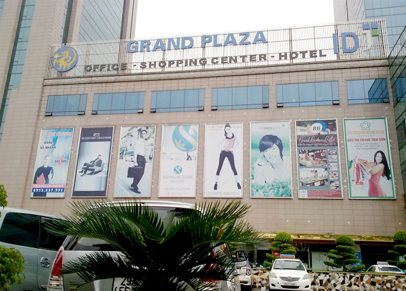Trung tâm thương mại Grand Plaza (Trần Duy Hưng, Hà Nội) từng được ví như thiên đường mua sắm của Hà Nội, sau 2 năm hoạt động, Grand Plaza phải đóng cửa vì ế ẩm, chủ đầu tư và khách thuê không thống nhất được giá và các loại phí dịch vụ. Trung tâm thương mại Grand Plaza (Trần Duy Hưng, Hà Nội) từng được ví như thiên đường mua sắm của Hà Nội, sau 2 năm hoạt động, Grand Plaza phải đóng cửa vì ế ẩm, chủ đầu tư và khách thuê không thống nhất được giá và các loại phí dịch vụ.