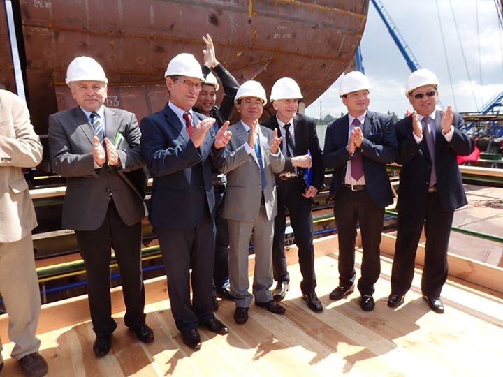 Vui mừng trong ngày lễ đặt ky. Đứng giữa là thuyền trưởng Đàm Xuân Tuấn của Học viện Hải quân Nha Trang và lãnh đạo Marine Project Ltd trong đó có Phó Giám đốc kỹ sư Stanisław Bobowiec và kỹ sư trưởng Tadeusz Zieliński. Vui mừng trong ngày lễ đặt ky. Đứng giữa là thuyền trưởng Đàm Xuân Tuấn của Học viện Hải quân Nha Trang và lãnh đạo Marine Project Ltd trong đó có Phó Giám đốc kỹ sư Stanisław Bobowiec và kỹ sư trưởng Tadeusz Zieliński.