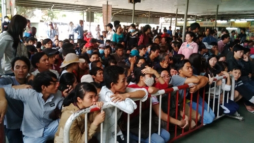 Có nhiều người đã phải nhịn ăn sáng để kịp đến bến xếp hàng mua vé. Nhiều sinh viên đã phải nghỉ học để lên mua nhưng chờ cả ngày vẫn chưa tới lượt. Có nhiều người đã phải nhịn ăn sáng để kịp đến bến xếp hàng mua vé. Nhiều sinh viên đã phải nghỉ học để lên mua nhưng chờ cả ngày vẫn chưa tới lượt.