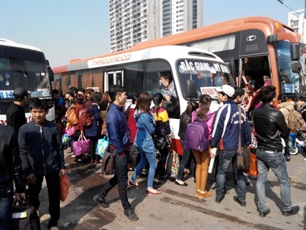 Sau khi có vé cũng chưa phải là chắc chắn. Cảnh chen chúc lên xe diễn ra ở khắp các bến xe, bến tàu. Sau khi có vé cũng chưa phải là chắc chắn. Cảnh chen chúc lên xe diễn ra ở khắp các bến xe, bến tàu.