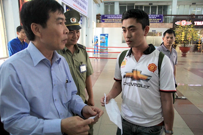 Như anh Trần Quang Thắng dù đã đặt vé tàu SE16 thành công trên mạng nhưng đã không được lên tàu. Lý do là vì anh đến quá sát giờ tàu xuất phát là 9g45 nên không kịp làm thủ tục lấy vé để đi tàu. Như anh Trần Quang Thắng dù đã đặt vé tàu SE16 thành công trên mạng nhưng đã không được lên tàu. Lý do là vì anh đến quá sát giờ tàu xuất phát là 9g45 nên không kịp làm thủ tục lấy vé để đi tàu.