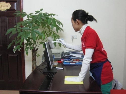 Vào dịp cuối năm, dịch vụ dọn nhà theo giờ lại thêm phần nhộn nhịp do nhu cầu dọn dẹp, sơn sửa nhà cửa của người dân tăng cao. Do đó, lẽ ra phải về quê ăn Tết nhưng nhiều người lao động ngoại tỉnh lại chấp nhận ở lại Hà Nội đến tận ngày cuối cùng của năm để kiếm thêm thu nhập, vì thời điểm này, giá thuê sẽ cao hơn. Vào dịp cuối năm, dịch vụ dọn nhà theo giờ lại thêm phần nhộn nhịp do nhu cầu dọn dẹp, sơn sửa nhà cửa của người dân tăng cao. Do đó, lẽ ra phải về quê ăn Tết nhưng nhiều người lao động ngoại tỉnh lại chấp nhận ở lại Hà Nội đến tận ngày cuối cùng của năm để kiếm thêm thu nhập, vì thời điểm này, giá thuê sẽ cao hơn.