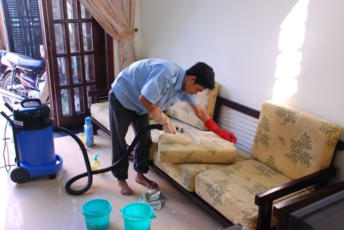 Theo khảo sát thì năm nay, giá dịch vụ dọn nhà dịp Tết tăng khoảng 10-15% so với năm ngoái. Ông Nguyễn Mạnh Hải, Giám đốc điều hành công ty Vệ sinh công nghiệp Hoàn Mỹ, cho biết, giá trọn gói dọn dẹp một căn hộ chung cư diện tích 120m2 năm ngoái là 1,6 triệu đồng, nhưng năm nay tăng lên 1,8 triệu đồng. Giá dịch vụ dọn nhà theo giờ là 50.000 đồng/giờ ngày thường, nhưng từ ngày 20 âm lịch sẽ tăng lên 65.000-70.000 đồng/giờ. Giá dịch vụ dọn nhà theo diện tích vào ngày thường 12.000-15.000 đồng/m2, nhưng vào dịp giáp Tết tăng lên 20.000 đồng/m2. Đặc biệt, khách hàng có nhu cầu dọn nhà vào 29, 30 Tết thì phải đăng ký trước vài tuần thì công ty mới xếp lịch được. Theo khảo sát thì năm nay, giá dịch vụ dọn nhà dịp Tết tăng khoảng 10-15% so với năm ngoái. Ông Nguyễn Mạnh Hải, Giám đốc điều hành công ty Vệ sinh công nghiệp Hoàn Mỹ, cho biết, giá trọn gói dọn dẹp một căn hộ chung cư diện tích 120m2 năm ngoái là 1,6 triệu đồng, nhưng năm nay tăng lên 1,8 triệu đồng. Giá dịch vụ dọn nhà theo giờ là 50.000 đồng/giờ ngày thường, nhưng từ ngày 20 âm lịch sẽ tăng lên 65.000-70.000 đồng/giờ. Giá dịch vụ dọn nhà theo diện tích vào ngày thường 12.000-15.000 đồng/m2, nhưng vào dịp giáp Tết tăng lên 20.000 đồng/m2. Đặc biệt, khách hàng có nhu cầu dọn nhà vào 29, 30 Tết thì phải đăng ký trước vài tuần thì công ty mới xếp lịch được.