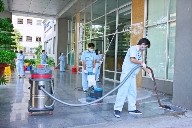 Cũng theo các trung tâm, doanh nghiệp cung cấp dịch vụ này thì thời điểm cuối năm thường gặp khó khăn trong vấn đề nhân sự, do đa phần nhân viên là thời vụ, không có hợp đồng lao động, nên sẽ dễ dàng “nhảy” việc, vì vậy để giữ chân người làm các doanh nghiệp phải trả giá cao. Cũng theo các trung tâm, doanh nghiệp cung cấp dịch vụ này thì thời điểm cuối năm thường gặp khó khăn trong vấn đề nhân sự, do đa phần nhân viên là thời vụ, không có hợp đồng lao động, nên sẽ dễ dàng “nhảy” việc, vì vậy để giữ chân người làm các doanh nghiệp phải trả giá cao.