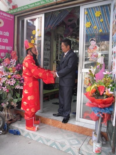 “Xông đất” vẫn là một nét văn hóa đặc biệt của người Việt trong ngày đầu tiên của năm mới. Tục xông đất thể hiện khát vọng về sự thịnh vượng, an khang và người xông đất như một dấu hiệu để người ta giải đoán trước hậu vận của năm đó. “Xông đất” vẫn là một nét văn hóa đặc biệt của người Việt trong ngày đầu tiên của năm mới. Tục xông đất thể hiện khát vọng về sự thịnh vượng, an khang và người xông đất như một dấu hiệu để người ta giải đoán trước hậu vận của năm đó.