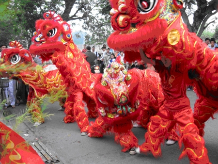 Hiện nay, để đáp ứng nhu cầu xông đất từ các chủ doanh nghiệp hay kinh doanh theo hộ gia đình, dịch vụ xông đất đã ra đời và được quảng cáo rầm rộ trên các phương tiện xã hội nhằm tìm kiếm khách hàng. Khách hàng có nhu cầu chỉ cần đưa thông tin về ngày tháng năm sinh, phía cung cấp dịch vụ sẽ chọn người “hợp tuổi” và khách hàng có thể phải chi hàng triệu đồng cho khoảng 5-10 phút. Với các công ty, đơn vị thuê cả nhóm múa lân rồng, 3 ông Phúc - Lộc -Thọ, mức giá có thể lên tới 10 triệu đồng. Những người được chọn xông đất thuê ngoài hợp tuổi cũng cần có trình độ nhất định, ngoại hình ưa nhìn, có kinh nghiệm xử lý tình huống và kỹ năng giao tiếp tốt. Hiện nay, để đáp ứng nhu cầu xông đất từ các chủ doanh nghiệp hay kinh doanh theo hộ gia đình, dịch vụ xông đất đã ra đời và được quảng cáo rầm rộ trên các phương tiện xã hội nhằm tìm kiếm khách hàng. Khách hàng có nhu cầu chỉ cần đưa thông tin về ngày tháng năm sinh, phía cung cấp dịch vụ sẽ chọn người “hợp tuổi” và khách hàng có thể phải chi hàng triệu đồng cho khoảng 5-10 phút. Với các công ty, đơn vị thuê cả nhóm múa lân rồng, 3 ông Phúc - Lộc -Thọ, mức giá có thể lên tới 10 triệu đồng. Những người được chọn xông đất thuê ngoài hợp tuổi cũng cần có trình độ nhất định, ngoại hình ưa nhìn, có kinh nghiệm xử lý tình huống và kỹ năng giao tiếp tốt.