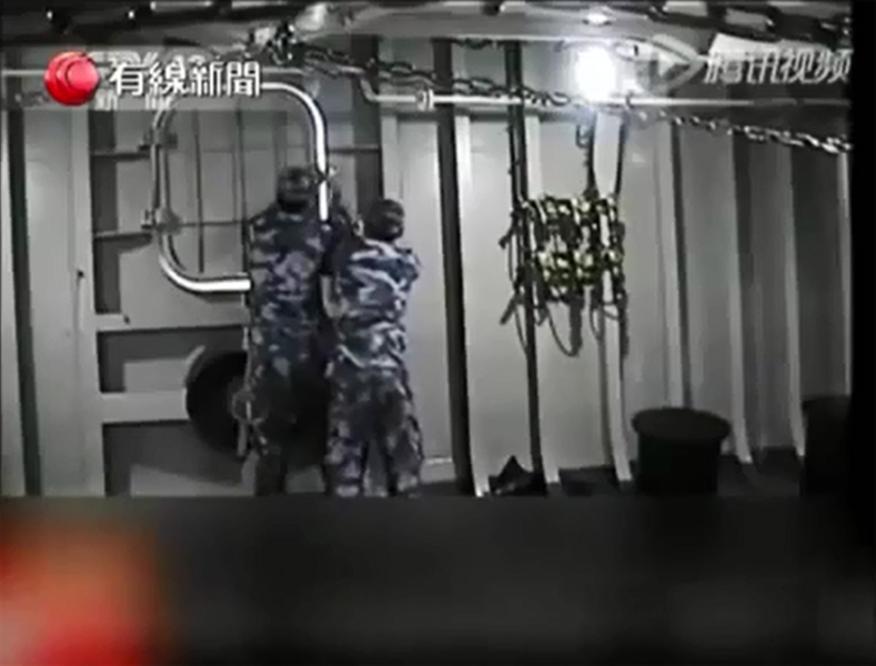 Hình ảnh trên đã được trang Asia Defense News đăng tải lại ngày 24/2, sự cố này đã khiến 2 thủy thủ trên tàu bị thương nặng. Tại thời điểm gặp nạn, do không chịu được sức mạnh của sóng, cửa tàu đã bất ngờ bật mở làm nước tràn vào tàu khá nhiều. Hình ảnh trên đã được trang Asia Defense News đăng tải lại ngày 24/2, sự cố này đã khiến 2 thủy thủ trên tàu bị thương nặng. Tại thời điểm gặp nạn, do không chịu được sức mạnh của sóng, cửa tàu đã bất ngờ bật mở làm nước tràn vào tàu khá nhiều.